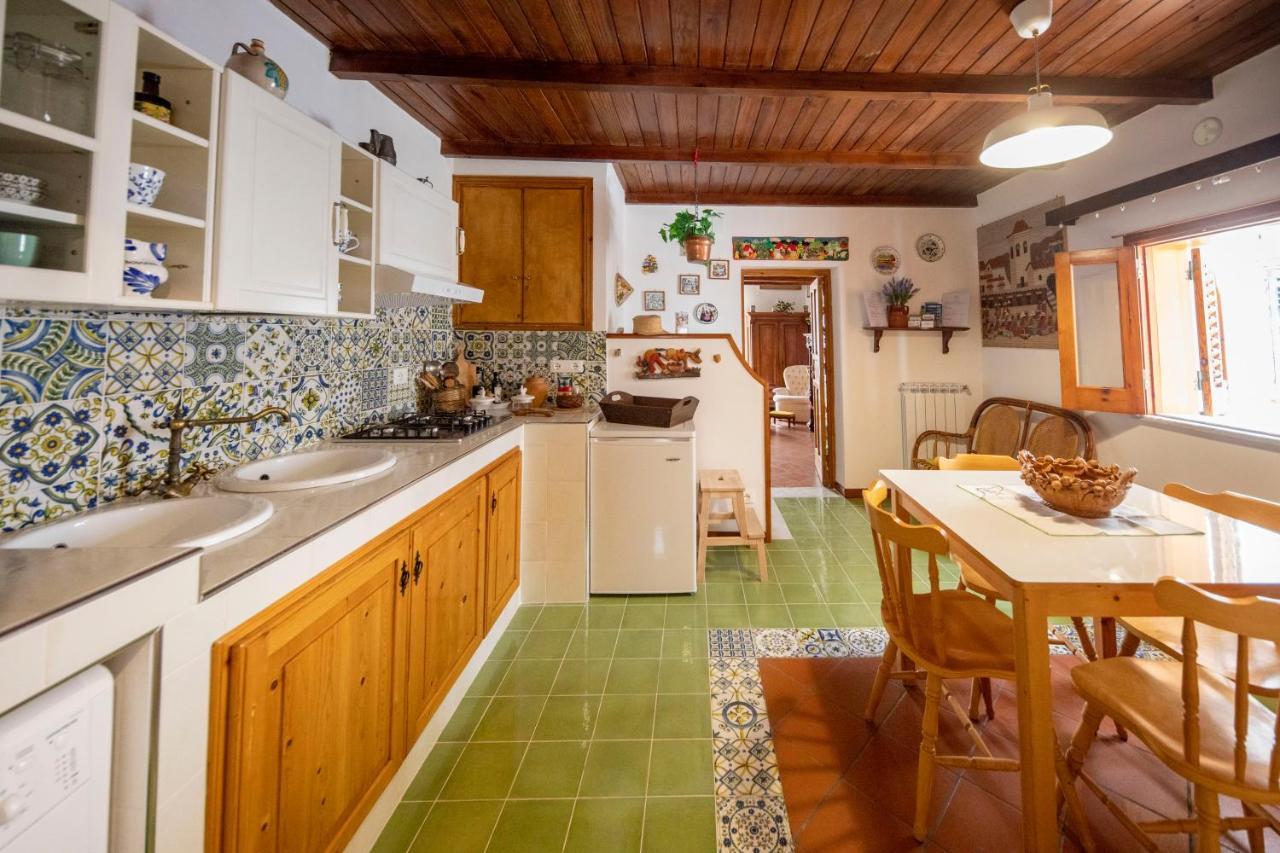 Familyholidays La Finestra Di Fronte Cefalu Exterior photo